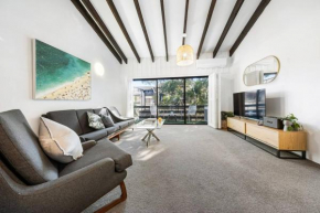 Hideaway on The Hill - The Palms Coastal Abode, Newcastle